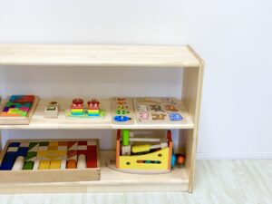 モンテッソーリ式　シンプルな木製おもちゃ棚