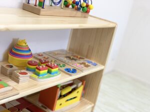我が家のモンテッソーリ 式おもちゃ棚(ブロック社)