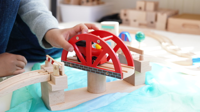 木製おもちゃのだいわ　回転橋